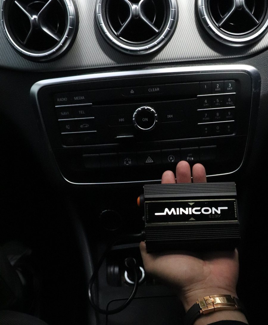 MINICON M12 di dalam kabin kendaraan, kabel dan soket lighter terlihat